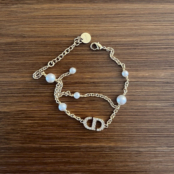 DIOR Petit CD Bracelet • Gold-Finish Metal with White Resin Pearls - Picture 2 of 3